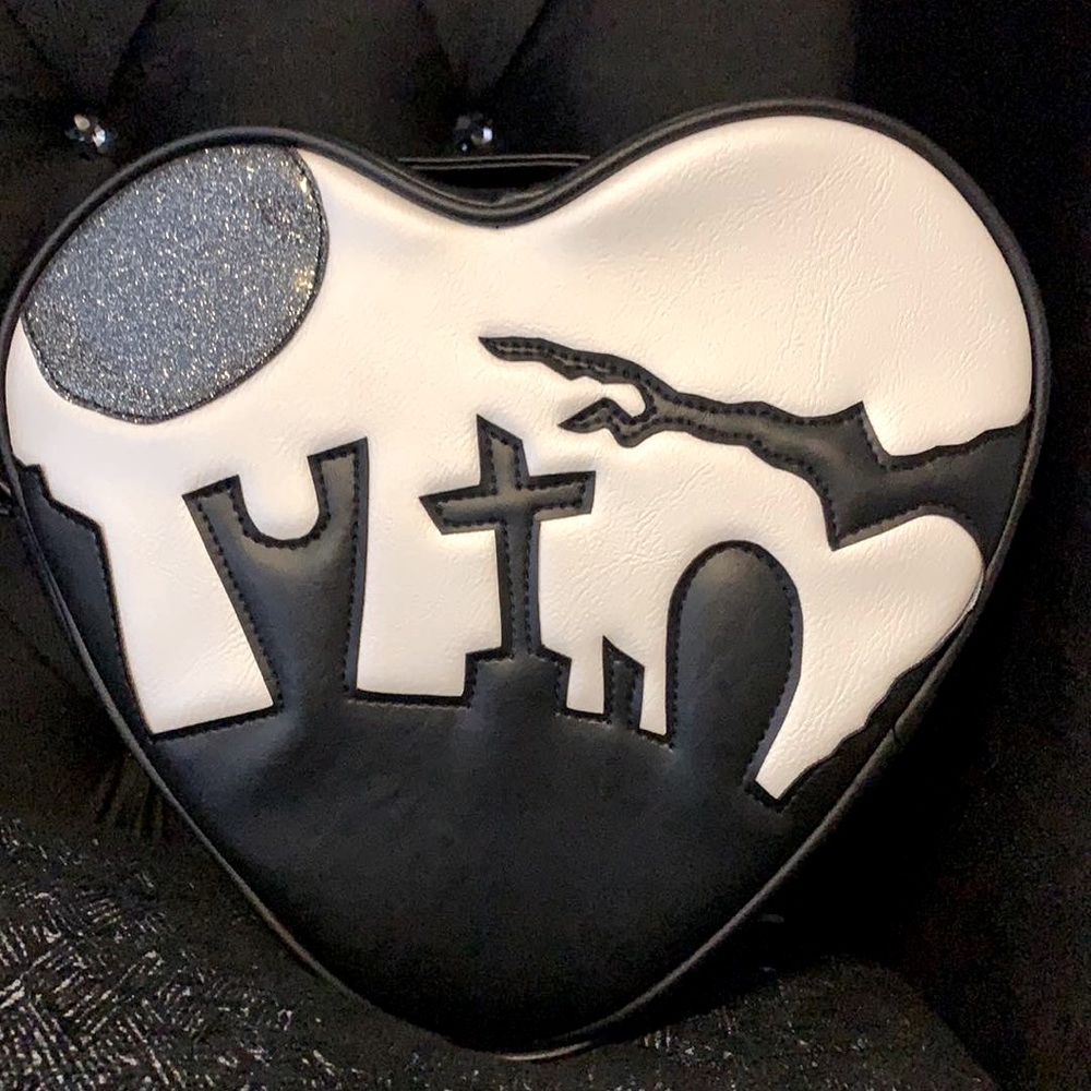 🖤Sold🖤 Love Pain and stitches Graveyard purse